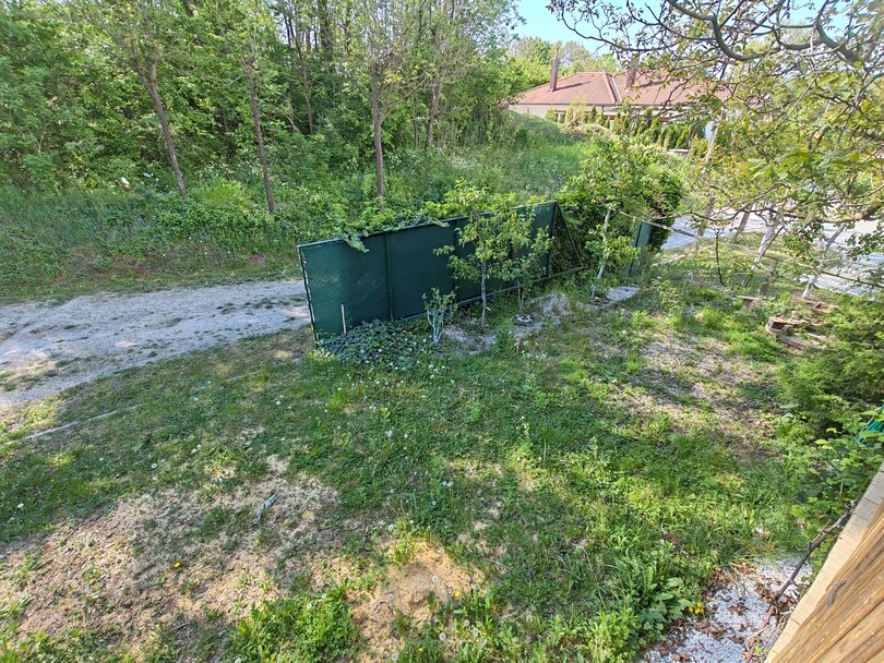 Velušovce - záhrada s maringotkou