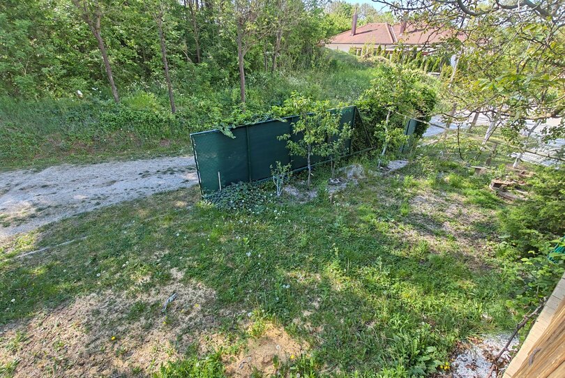 Velušovce - záhrada s maringotkou